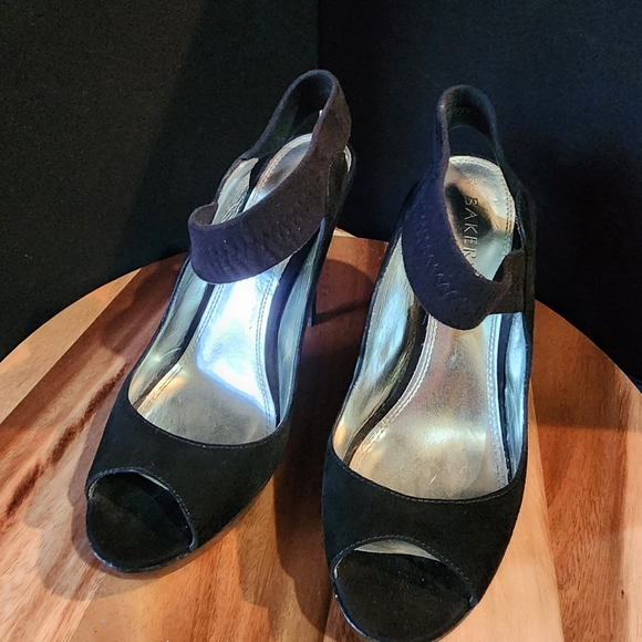 Baker 4 1/2 " heel, 1" platform, open toe, leather upper black suede - Picture 4 of 11